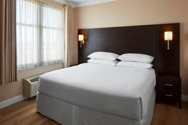 Suite, Queen Bed, Delta Hotels by Marriott Guelph Conference Centre 2/6