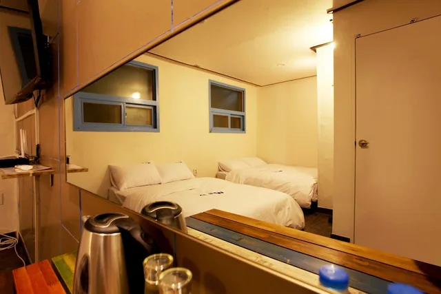 غرفة بسريرين منفصلين وسرير كوين، W mini hotel - Hostel 6/6