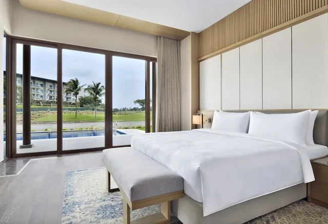 فيلا تنفيذية بسرير كينج بشرفة، JW Marriott Bengaluru Prestige Golfshire Resort & Spa 1/8