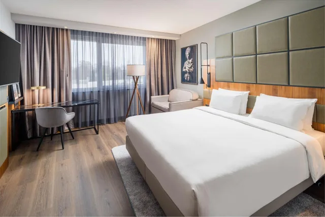 غرفة قياسية بسرير كينج، Radisson Blu Hotel, Hamburg Airport 1/10