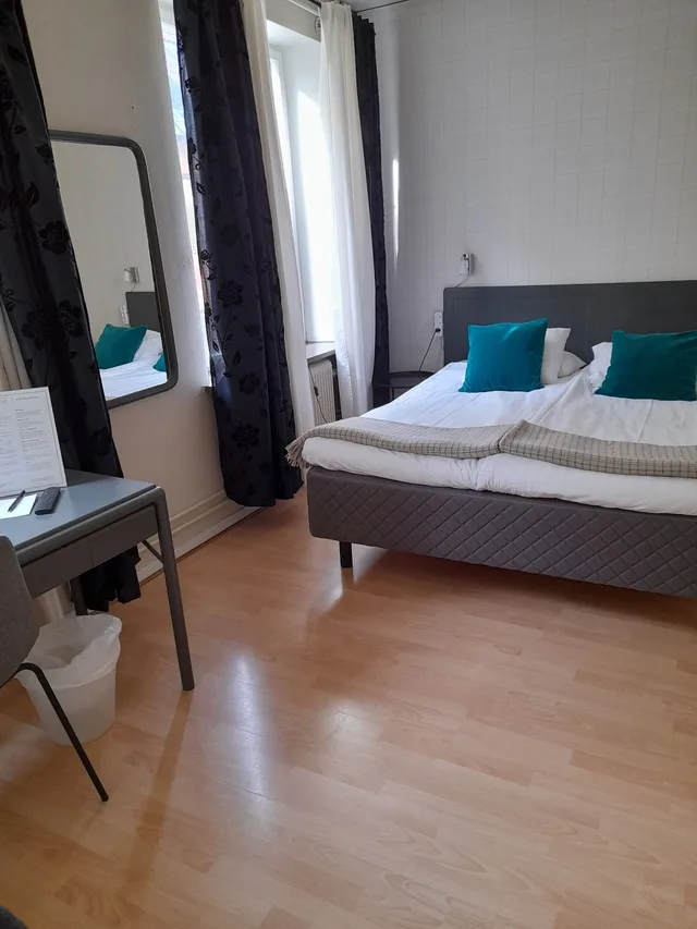 غرفة صغيرة بسرير كوين، Hotel Sirius 1/9