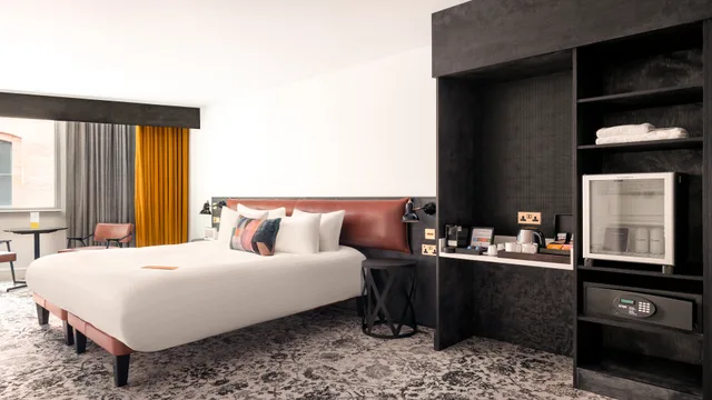 غرفة قياسية بسرير كينج لذوي الإعاقة، voco Manchester - City Centre, an IHG Hotel 1/5