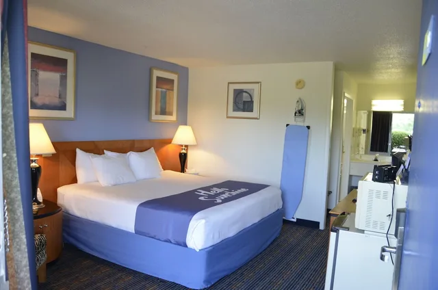 غرفة قياسية بسرير كينج يُسمح فيها بالحيوانات الأليفة، Days Inn by Wyndham Luray Shenandoah 1/10