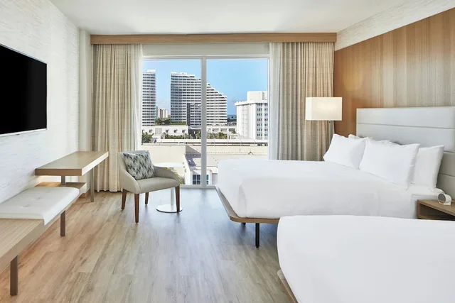 غرفة بسريرين كوين بشرفة بإطلالة، AC Hotel by Marriott Fort Lauderdale Beach 3/4
