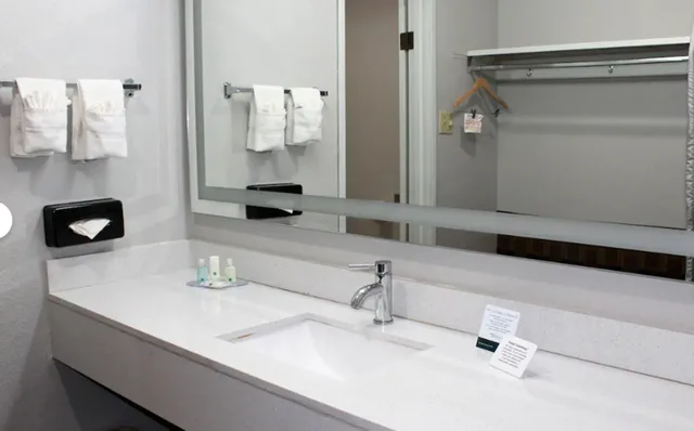 غرفة أساسية مفردة بسرير كوين، Hotel Inn Santa Fe 2/4