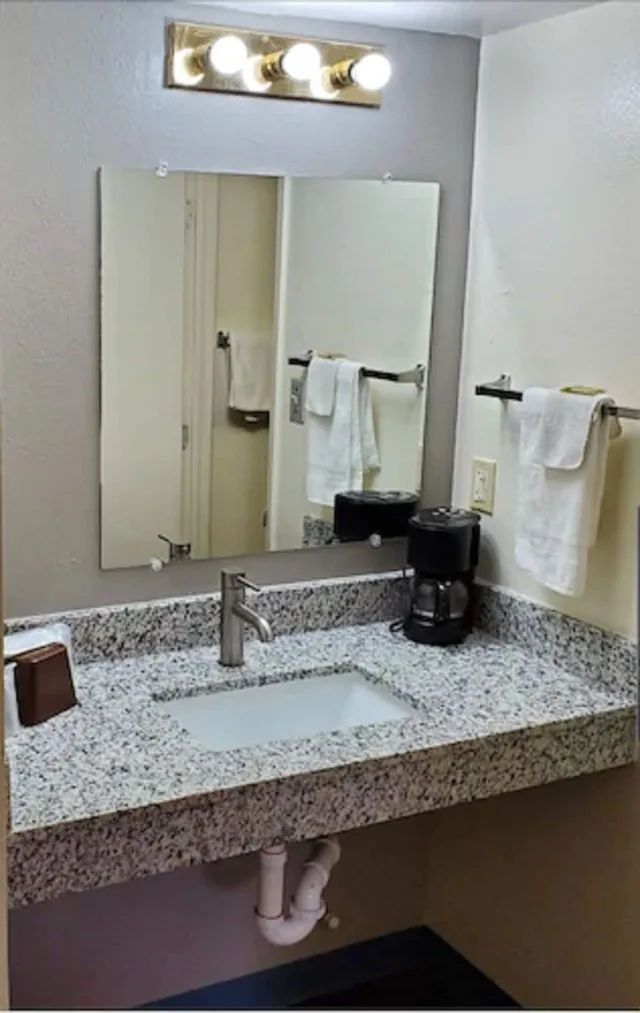 غرفة بسرير كوين، Travelodge by Wyndham Albuquerque West 9/9