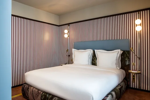 غرفة كلاسيكية بسرير كوين، Hotel du Rond-Point des Champs-Elysees 1/8