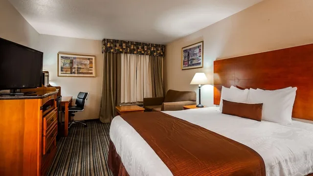 غرفة قياسية بسرير كينج، Best Western Plus Twin View Inn & Suites 1/7