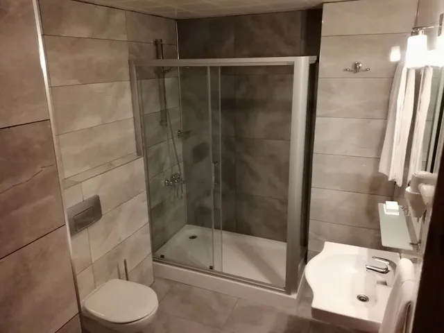 غرفة ديلوكس بسريرين منفصلين بإطلالة على المسبح بغرفة نوم واحدة، IRIS HOTEL 3/4