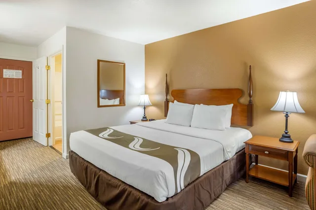 غرفة قياسية بسرير كينج مع أريكة، Quality Inn & Suites Tulare CA 4/10