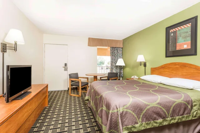 1 King Bed - Non-Smoking, Micfridge، Motel6 Forsyth, GA – Tift College 1/2