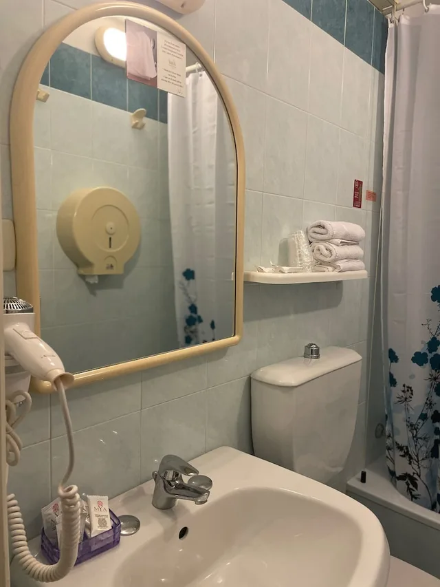Economy, Triple, 3 Beds, Stair Access Only، Hotel Maxim 10/10