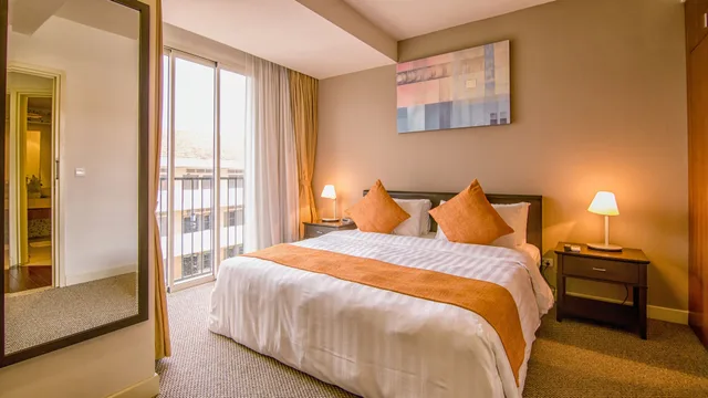 2 Bedrooms, Family Suite, 2 King Beds, Kitchen, Central Mansions 8/10