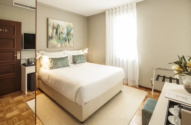 غرفة سوبيريور بسرير كوين بإطلالة على الفناء، Luzeiros Suites 1/4