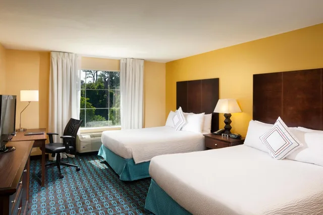 غرفة كبيرة بسرير كوين، Fairfield Inn Suites Houston Intercontinental Airport 2/5