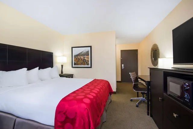 جناح بسرير كينج بإطلالة على المسبح بشرفة، The Eddie Hotel Gillette 1/3