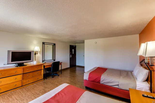 Deluxe, Quadruple, 2 Double Beds, Motel6 Albert Lea, MN 3/5