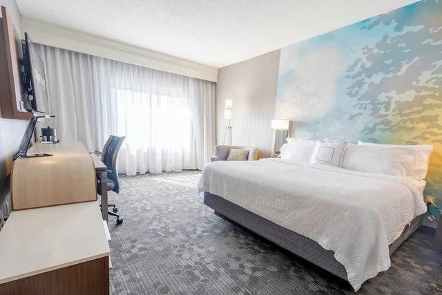 غرفة بسرير كينج مع أريكة لذوي الإعاقة، Courtyard by Marriott Cleveland Willoughby 1/7