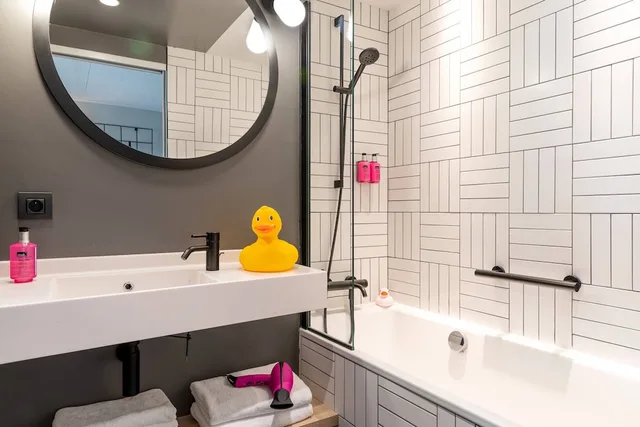 غرفة بسرير كوين مع أريكة، Moxy Bordeaux Hotel 4/4