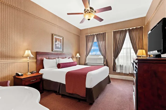 جناح بسرير كينج بحوض جاكوزي، Genetti Hotel SureStay Collection By Best Western 1/6