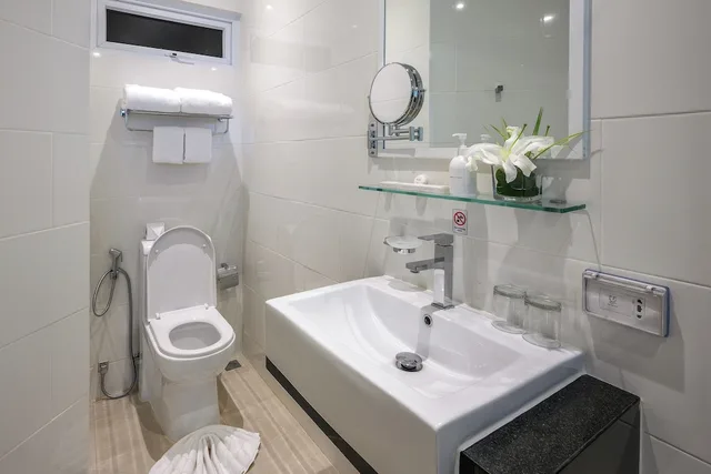 Deluxe, King Bed, Pool Access، The Beachfront Hotel Phuket 2/3