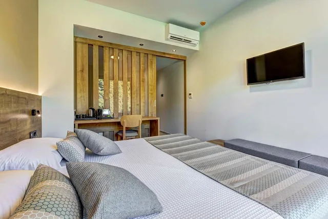 Family, Double and Twin Beds, Land View، White Olive Elite Laganas 4/6