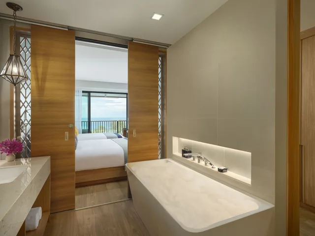 غرفة بريميير عائلية بسرير كينج وسرير كوين بإطلالة على البحر بشرفة، Avista Grande Phuket Karon MGallery 10/10