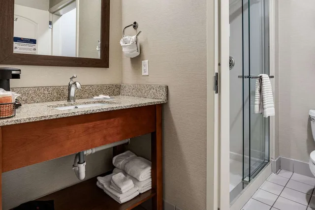 غرفة بسرير كينج، Comfort Inn and Suites Logan Near University 4/4