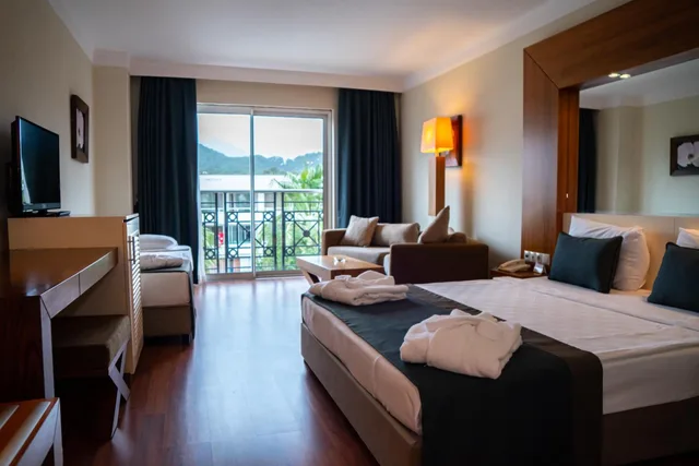 غرفة بسرير مزدوج أو سريرين منفصلين بإطلالة على المسبح، Meder Resort 3/10