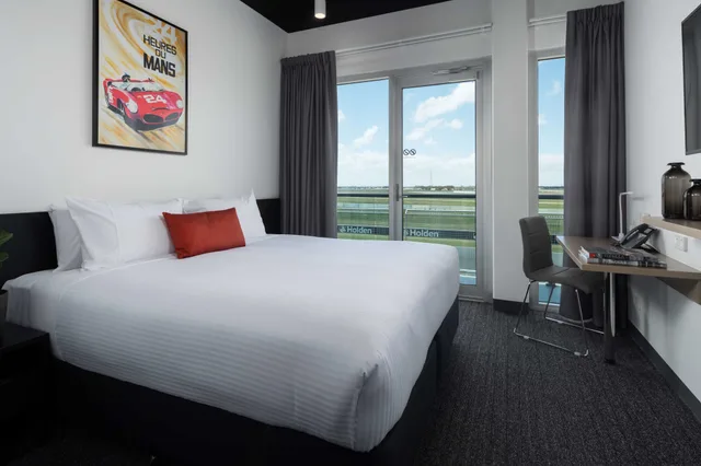 Suite, King Bed, Track View، Rydges Pit Lane Hotel 1/3