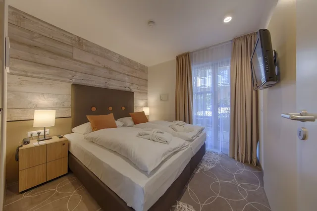 جناح بسرير مزدوج بغرفة نوم واحدة بغرفتين مع أريكة، Aquamaris Strandresidenz Rügen 1/3