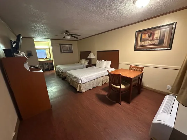 غرفة بسريرين مزدوجين للمدخنين، Hotel Red Rose by Townhouse Covington I-64 2/9