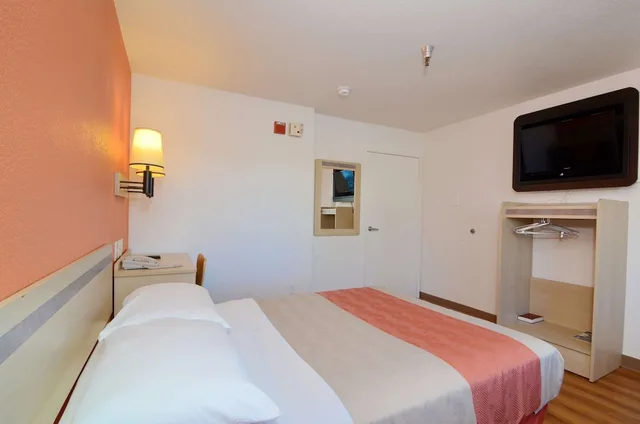 1 Oversize Queen Bed - Deluxe, Seating Area، Motel6 Twentynine Palms, CA 4/9