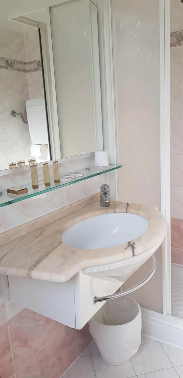 غرفة مفردة، Hotel Britannia 6/11