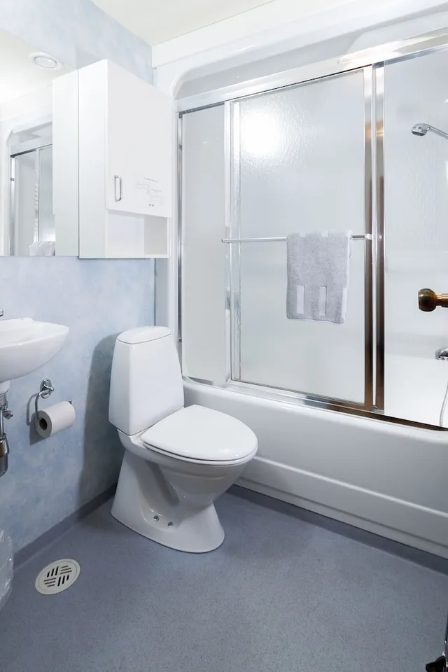 غرفة بسريرين منفصلين بحمام خاص، START HOSTEL 9/10