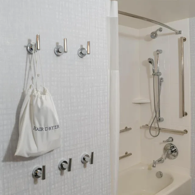 غرفة بسرير كوين بحوض استحمام لذوي الإعاقة، Hampton Inn & Suites Erie Bayfront 8/8