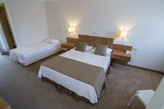 غرفة ثلاثية بسرير مزدوج وسرير فردي بإطلالة على الحديقة في الملحق، Melis Otel 8/10