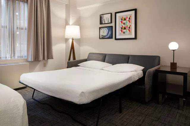 جناح بسرير كينج بغرفة نوم واحدة مع أريكة، Residence Inn by Marriott New York Manhattan/ Midtown Eastside 1/8