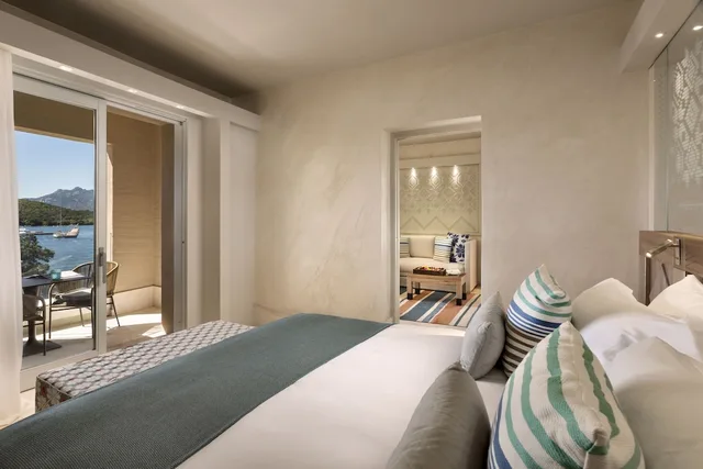جناح بسرير كينج بإطلالة على البحر مع أريكة، 7Pines Resort Sardinia 1/3