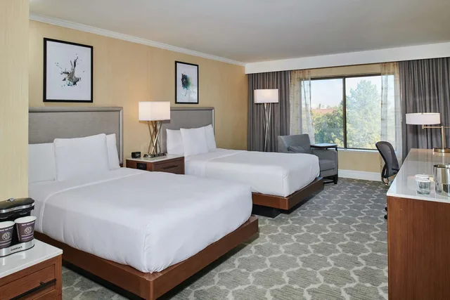 غرفة بسريرين مزدوجين بحوض استحمام لذوي الإعاقة، Doubletree By Hilton Salt Lake City Airport Formerly Hilton Salt Lake City Airport 1/2