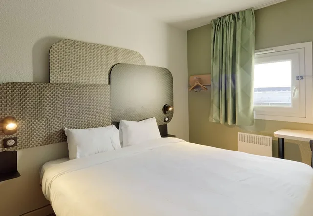 Standard, Double Bed, B&B Hotel Cergy Pierrelaye 1/2