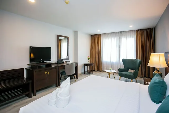 غرفة بزنس ديلوكس بسرير كينج، Empress Pattaya Hotel 5/10