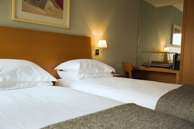غرفة كلاسيكية بسرير كينج، Harts Hotel 2/3