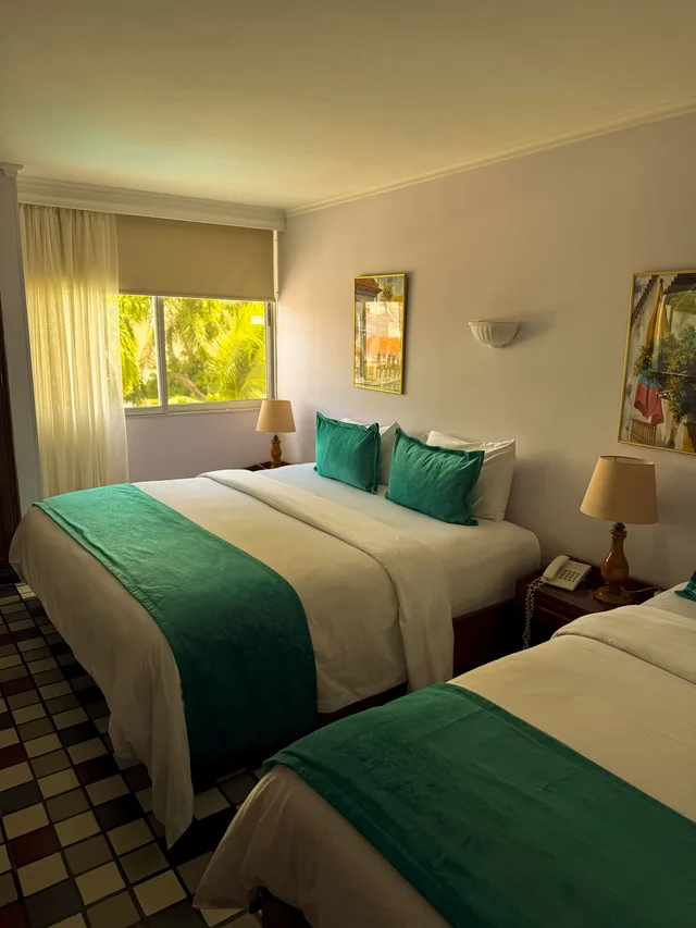 غرفة ثلاثية، Hotel Bahia 2/2