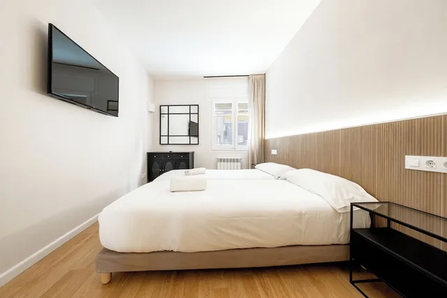 3 Bedrooms, Apartment, 1 Double and 4 Single Beds, 2 Bathrooms، Animapartments Sants 1/10