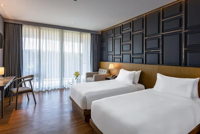 غرفة ديلوكس بسريرين منفصلين لذوي الإعاقة، Wyndham Grand Nai Harn Beach Phuket 1/7