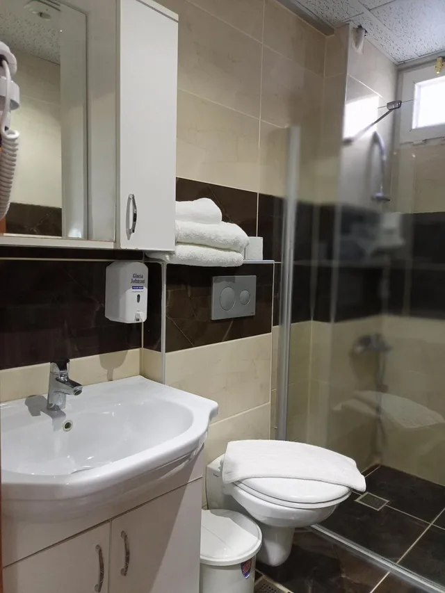 غرفة قياسية ثلاثية، Gunduz Otel 8/9