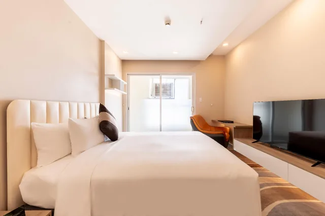 Grand, Suite, City or Balcony View، La Vela Saigon Hotel 1/1