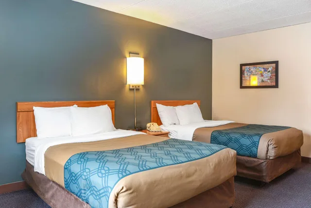 Room, Quadruple, 2 Double Beds, Econo Lodge Darien Lakes 4/6