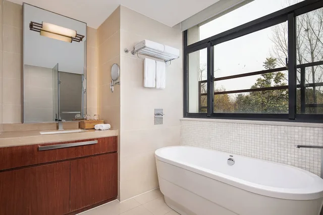 room, 2 double beds, garden view, Courtyard by Marriott Wuxi Lihu Lake 4/5